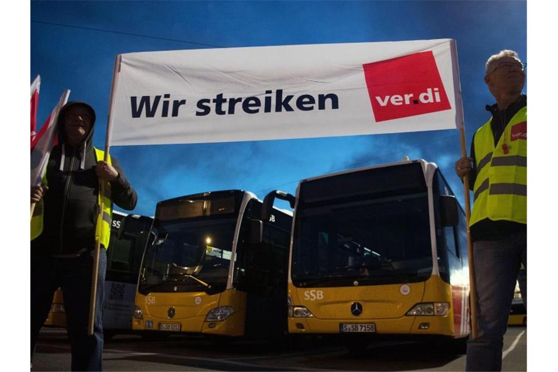Verdi droht in Tarifrunde für Nahverkehr mit Protesten Mitarbeiter der SSB stehen bei einem Streik vor Bussen. Foto: Marijan Murat/dpa
