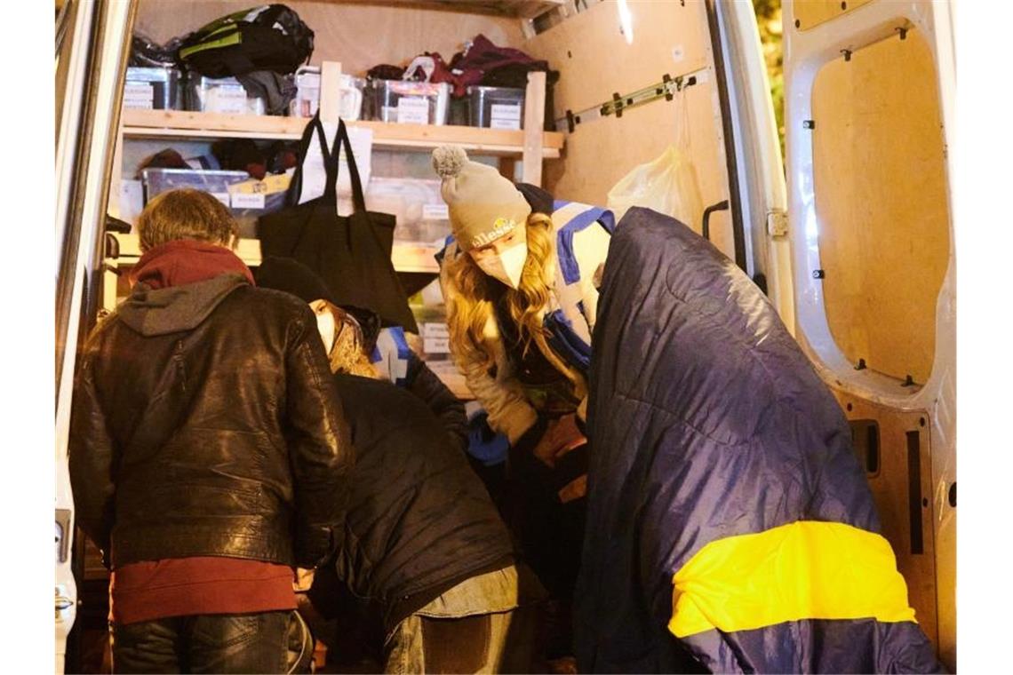 Mehr Kältehilfe-Plätze für Obdachlose in Berlin Mitarbeiter der Stadtmission helfen mit dem Kältebus wohnungslosen Menschen. Foto: Annette Riedl/dpa