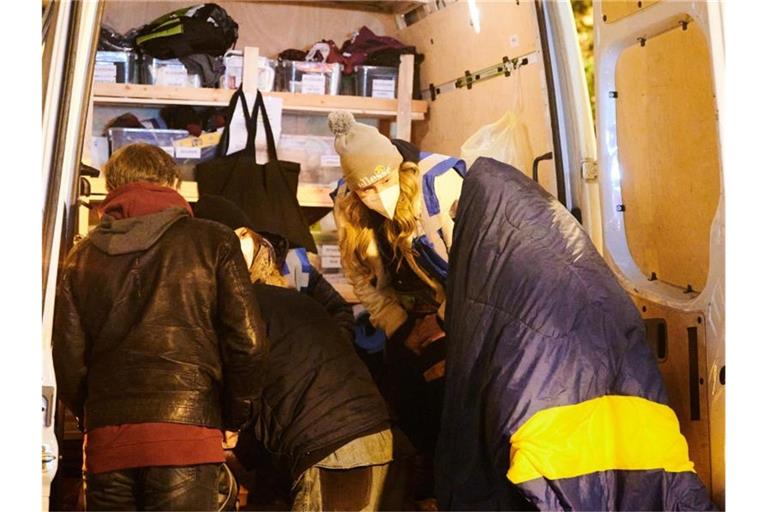 Mitarbeiter der Stadtmission helfen mit dem Kältebus wohnungslosen Menschen. Foto: Annette Riedl/dpa