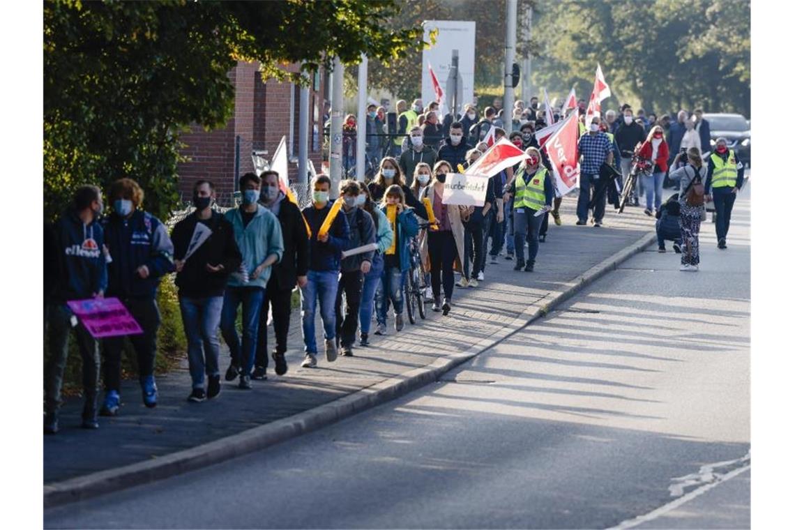 Mitarbeiter der Stadtwerke Kiel demonstrieren. Foto: Frank Molter/dpa