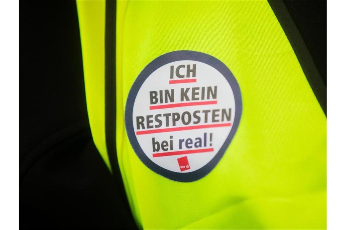 Real-Beschäftigte: „Wir wollen in sichere Hände“ Mitarbeiter der Supermarktkette Real demonstrieren vor der Metro-Hauptversammlung. Foto: Rolf Vennenbernd/dpa