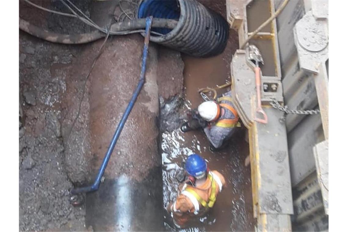 England: 300-Tonnen-Fettkloß in Kanalisation entdeckt Mitarbeiter des Abwasserunternehmens Severn Trent in Birmingham arbeiten rund um die Uhr daran, den Koloss in der Kanalisation zu entfernen. Foto: Severn Trent/PA Media/dpa