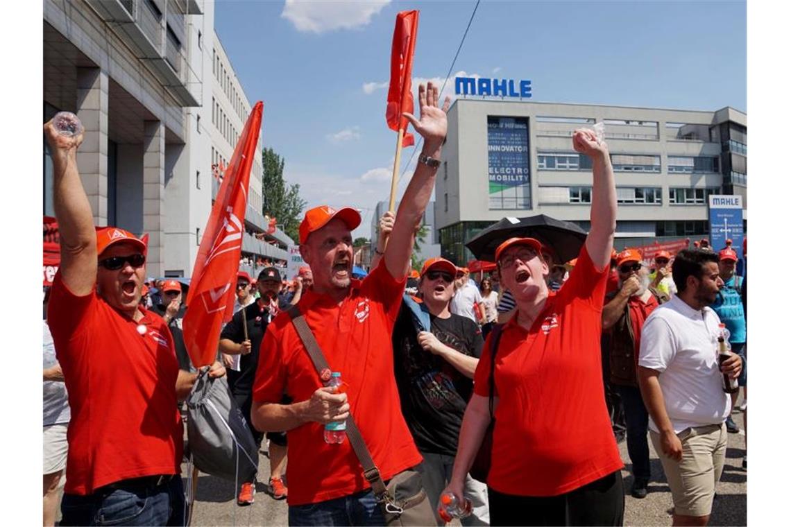 Mitarbeiter des Autozulieferers Mahle demonstrieren vor dem Werk Stuttgart. Foto: Andreas Rosar/Archivbild