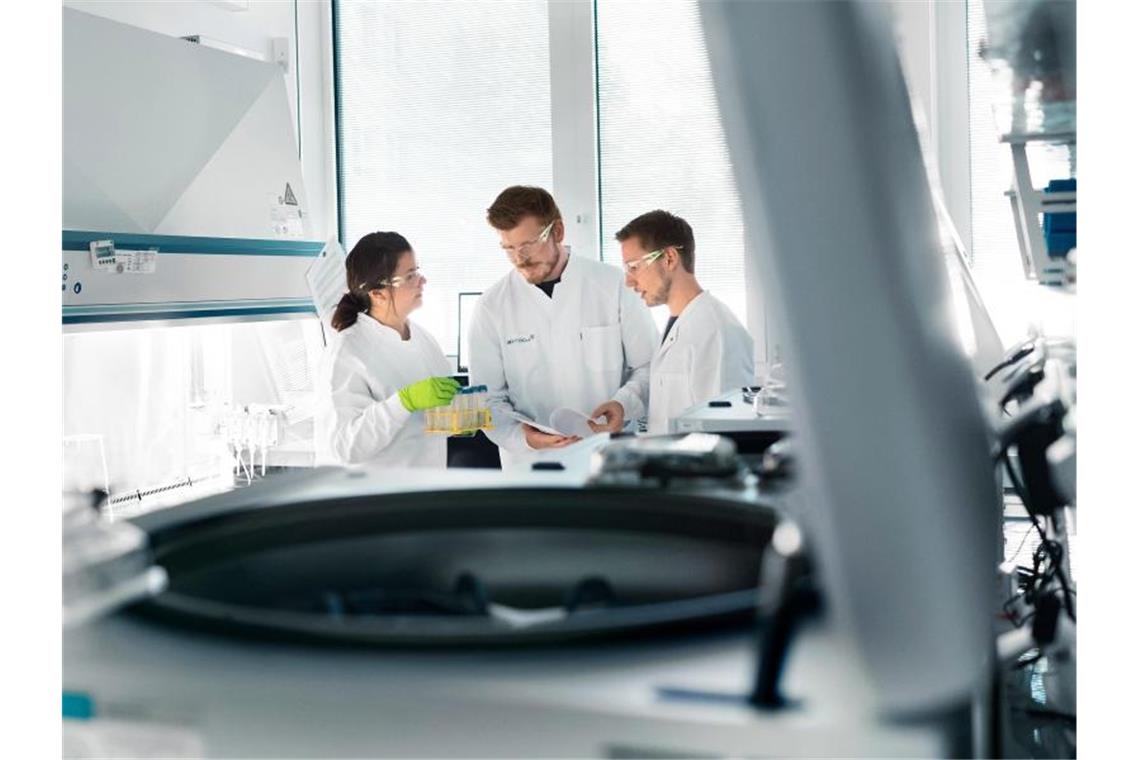 Corona-Impfstoff: Erste klinische Studie in Deutschland Mitarbeiter des Biotechnologie-Unternehmens Biontech beraten sich im Labor. Foto: Stefan Albrecht/Biontech/dpa