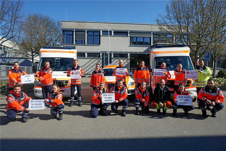 Mitarbeiter des DRK-Rettungsdienstes Rems-Murr mit ihren auf Schilder festgehaltenen Bitten an die Bürger. Foto: DRK