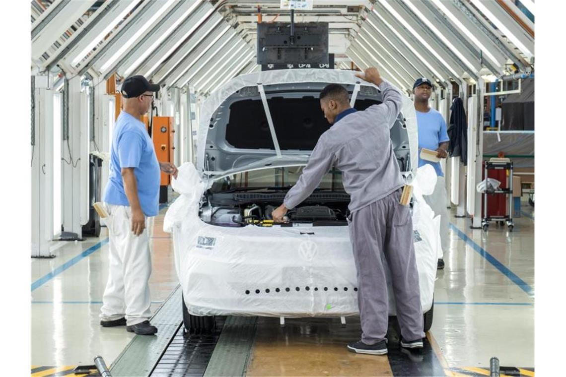 E-Autos für Afrika: VW startet Pilotprojekt in Ruanda Mitarbeiter des Fahrzeugherstellers VW montieren im Werk Uitenhage in Südafrika einen Pkw. Der Konzern plant gemeinsam mit anderen Unternehmen über „Leuchtturm-Projekte“ in Ländern wie Ruanda, Ghana, Kenia und anderen eine verzahnte Automobilindustrie für den Kontinent aufzubauen. Foto: Michael Sheehan/dpa