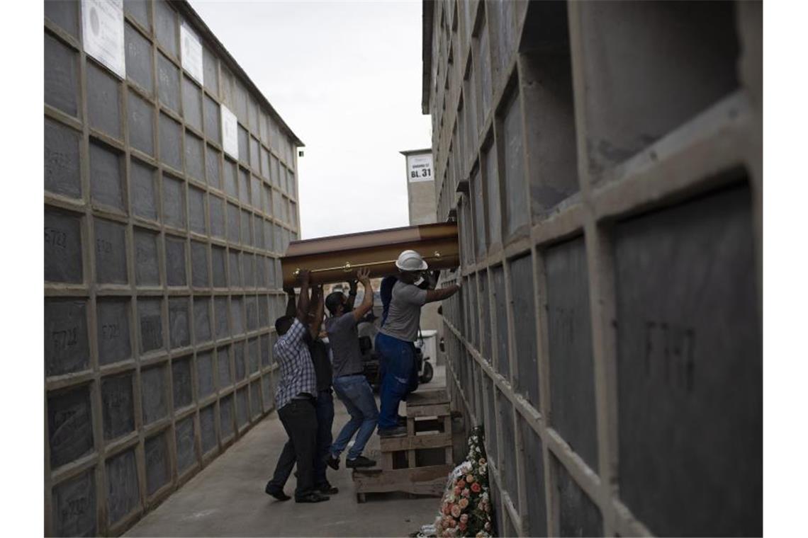 Bereits mehr als drei Millionen Corona-Tote weltweit Mitarbeiter des Friedhofs und Angehörige tragen den Sarg einer an Covid-19 verstorben Frau auf dem Inahuma-Friedhof in Rio de Janeiro. Foto: Silvia Izquierdo/AP/dpa