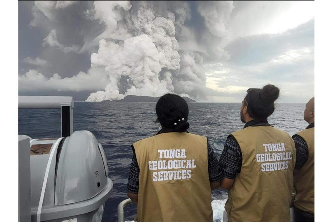 Vulkan verwandelt Tonga in „Mondlandschaft“ Mitarbeiter des Geologischen Dienstes von Tonga beobachten und überwachen den Ausbruch des Vulkans Hunga-Tonga-Hunga-Ha'apai aus sicherer Entfernung. Foto: Tonga Geological Services/ZUMA Press Wire/dpa