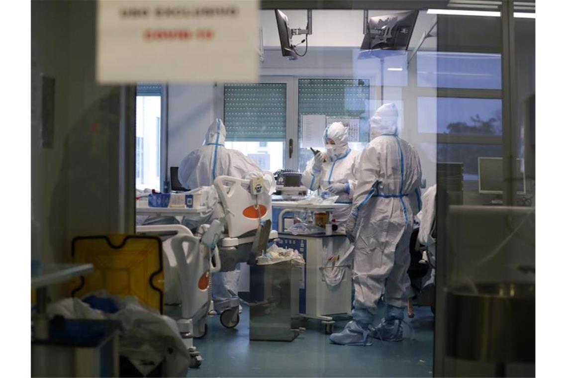 Bundeswehr startet Corona-Nothilfe für Portugal Mitarbeiter des Gesundheitswesen auf einer Corona-Intensivstation in Lissabon. In Portugal steckten sich zuletzt binnen 14 Tagen 1429 Menschen je 100.000 Einwohner mit Corona an. Foto: Armando Franca/AP/dpa