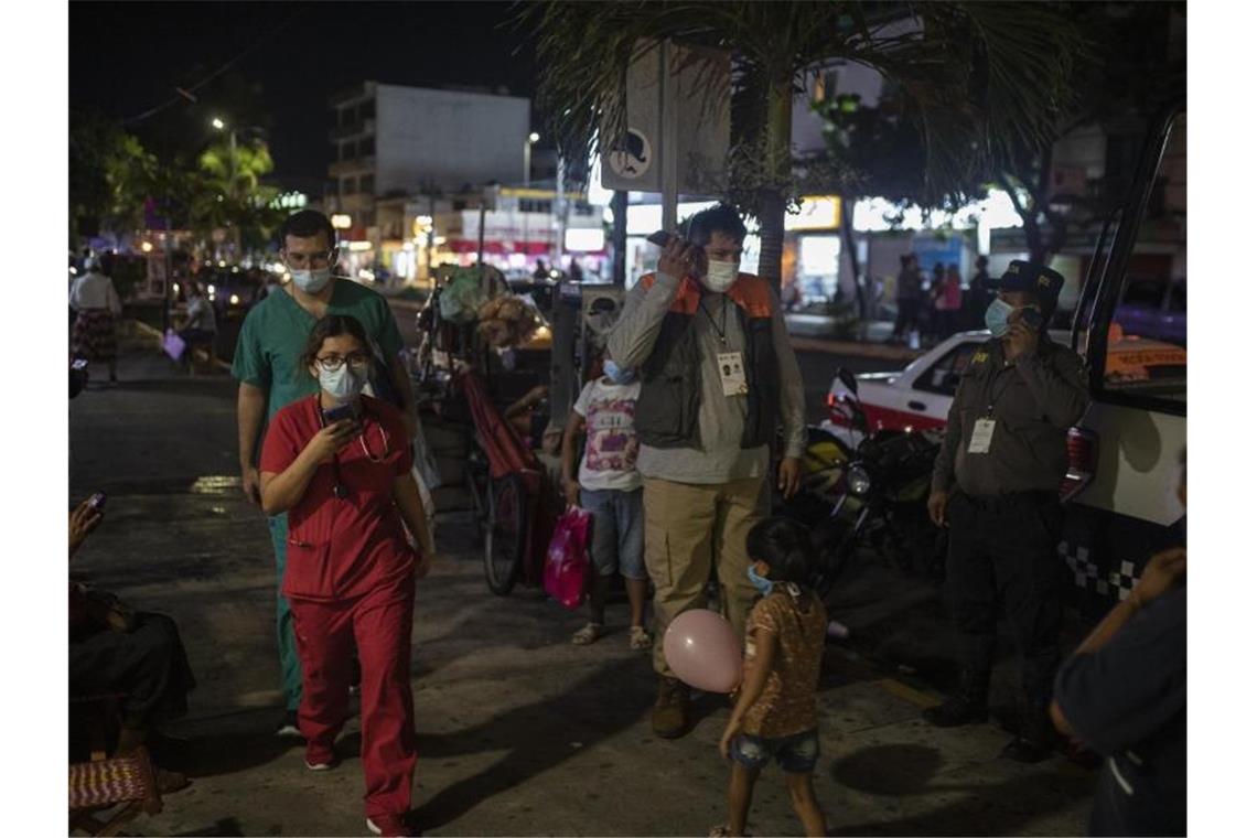 Mitarbeiter des Gesundheitswesens stehen nach dem starken Erdbeben vor dem Veracruz General Hospital. Foto: Felix Marquez/AP/dpa