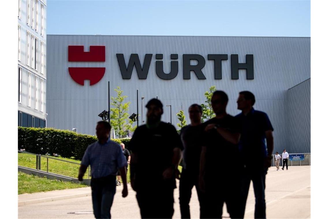 Mitarbeiter des Handelskonzern Würth gehen zur Betriebsversammlung. Foto: Fabian Sommer