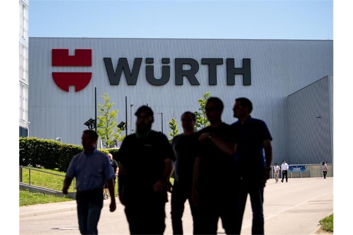 Würth kauft Elektrogroßhändler in Spanien Mitarbeiter des Handelskonzern Würth stehen vor dem Logo des Unternehmens. Foto: Fabian Sommer/Archivbild