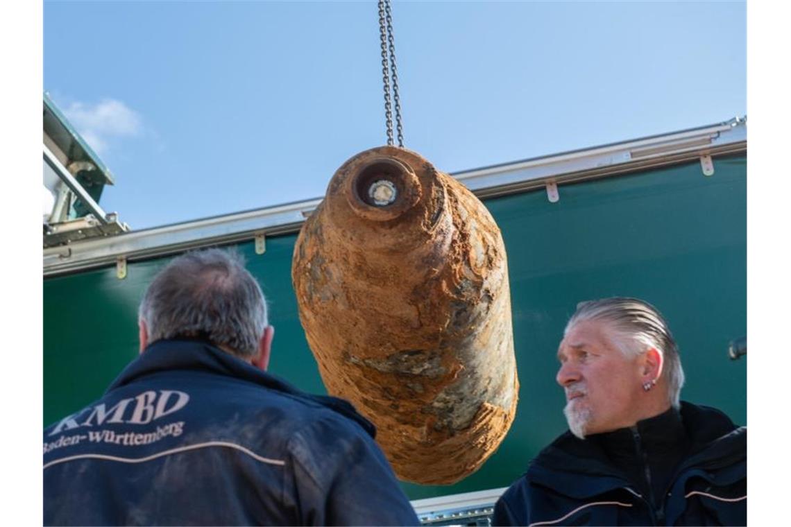 Mitarbeiter des Kampfmittelbeseitigungsdienstes verladen eine entschärfte Fliegerbombe. Foto: Stefan Puchner/dpa