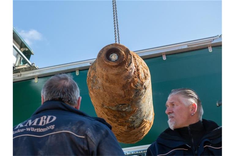 Mitarbeiter des Kampfmittelbeseitigungsdienstes verladen eine entschärfte Fliegerbombe. Foto: Stefan Puchner/dpa