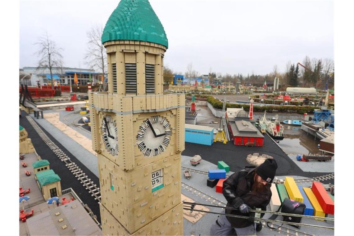 Legoland baut für mehr als 15 Millionen Euro neue Achterbahn Mitarbeiter des Legoland bereiten ein aus Legosteinen nachgebautes Modell der Stadt Hamburg vor. Foto: Karl-Josef Hildenbrand/dpa