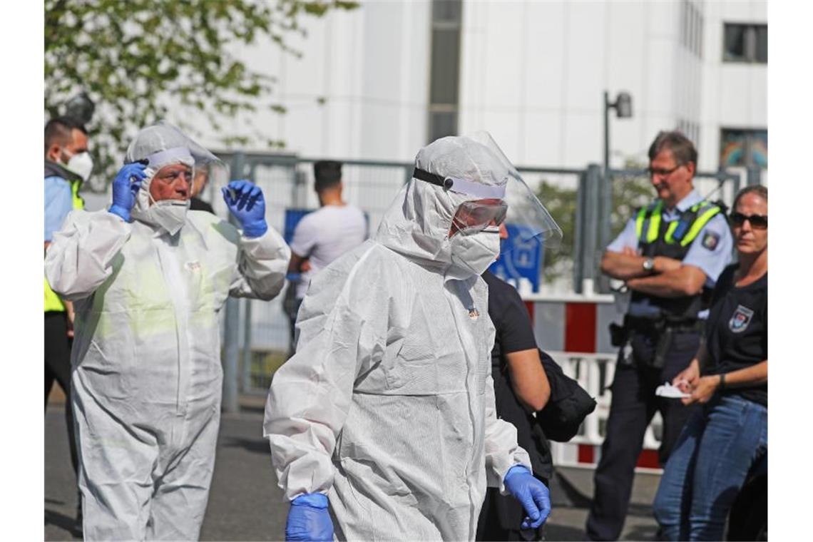 Mitarbeiter des Ordnungsamtes bei einer Flüchtlingsunterkunft der Zentralen Unterbringungseinrichtung ZUE Sankt Augustin I. Foto: Oliver Berg/dpa