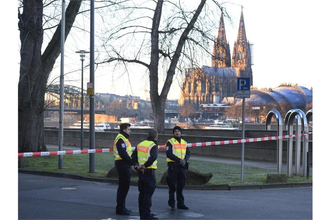 Mitarbeiter des Ordnungsamts sperren das Gebiet um die Hohenzollernbrücke ab. Foto: Roberto Pfeil/dpa