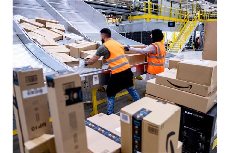 Mitarbeiter des Paketversenders Amazon sortieren Pakete im Sortierzentrum in Garbsen. Foto: Peter Steffen
