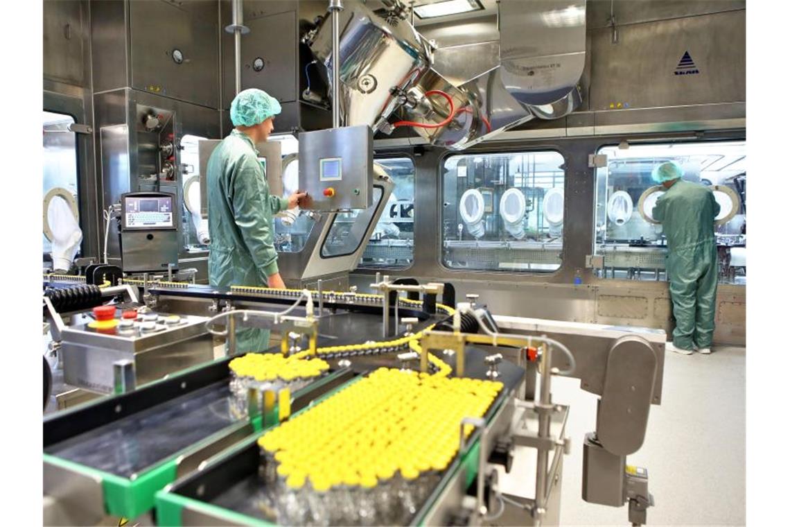 Weiterer deutscher Impfstoff darf getestet werden Mitarbeiter des Pharmaunternehmens IDT Biologika arbeiten in der Produktion von Impfstoffen. Foto: Jan Woitas/dpa