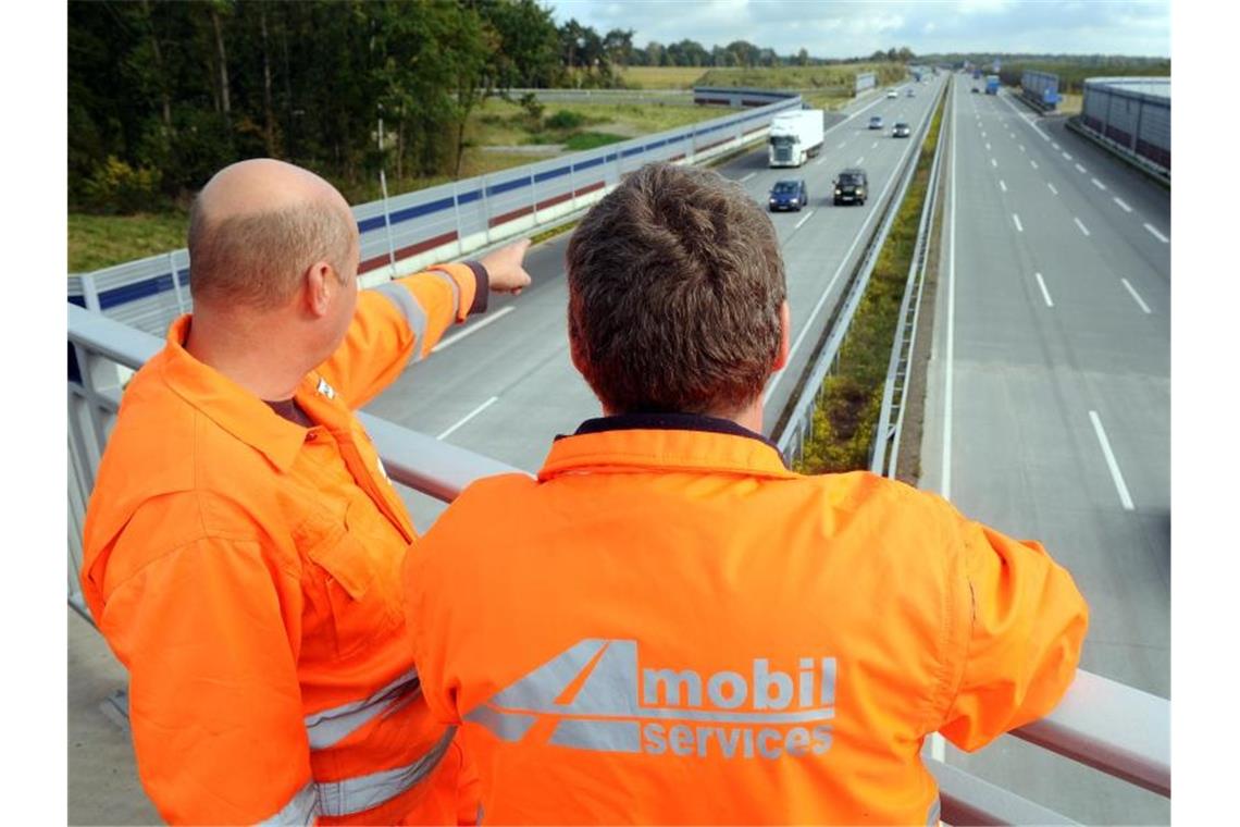 Mitarbeiter des privaten Konsortiums A1 mobil stehen auf einer Brücke über der A1 zwischen Hamburg und Bremen. Foto: Ingo Wagner/dpa