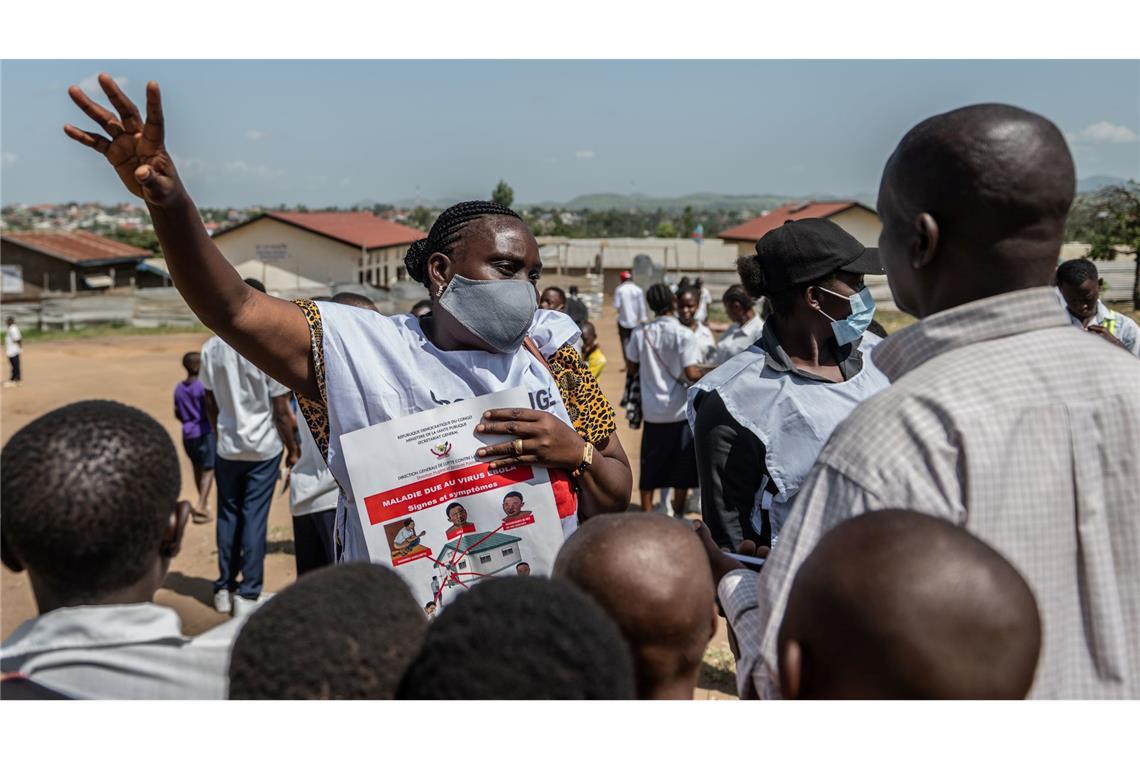 Mitarbeiter des Roten Kreuzes betreiben Aufklärung über Ebola und den Schutz vor einer Ansteckung. (Archivbild)