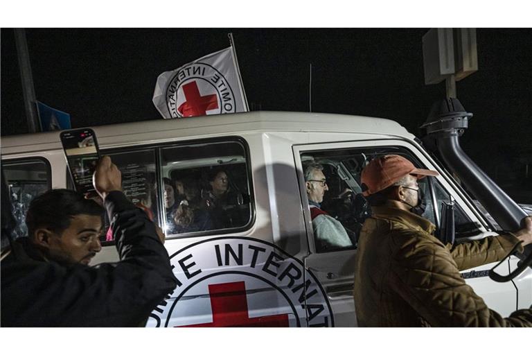 Mitarbeiter des Roten Kreuzes bringen freigelassene Geiseln der Hamas am Samstag zur israelischen Grenze. Auch am Sonntag wurden Geiseln freigelassen.