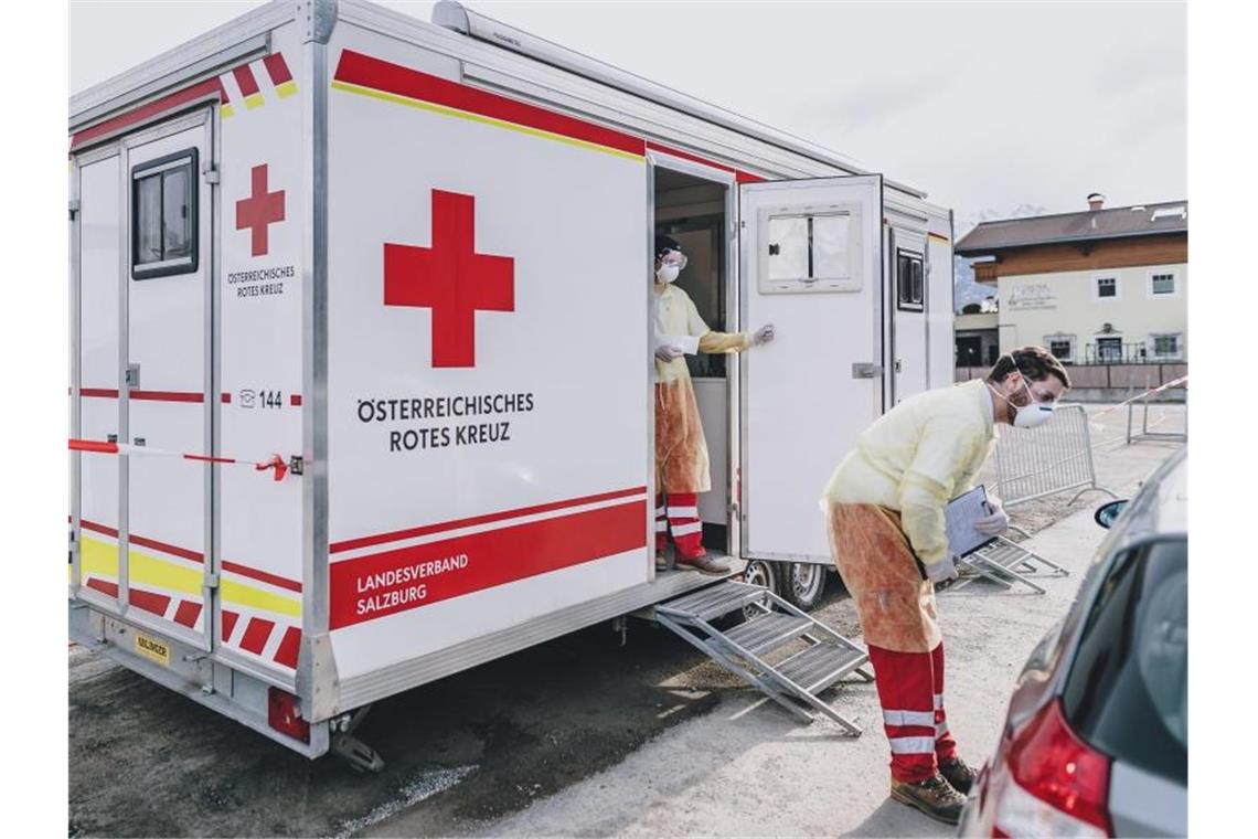 Mitarbeiter des Roten Kreuzes in einer Teststation in Zell am See. Foto: Expa/ Jfk/APA/dpa
