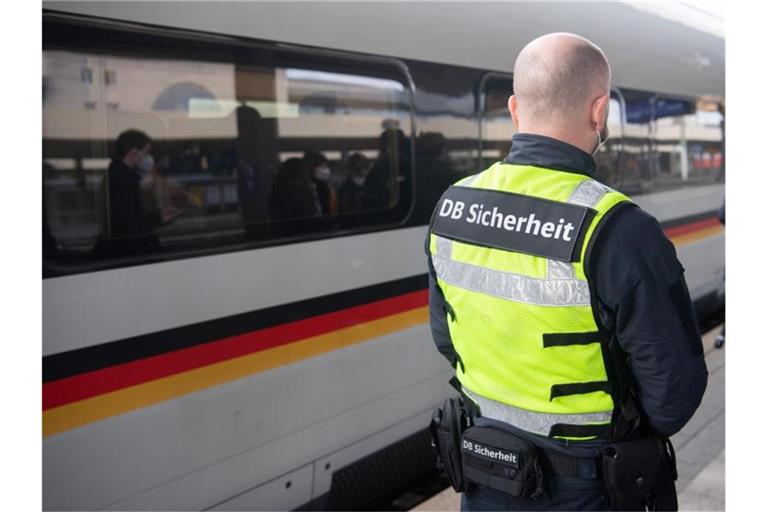 Mitarbeiter des Sicherheitsdienstes sind bei der Bahn für die Einhaltung der Corona-Regelungen zuständig. Foto: Boris Roessler/dpa