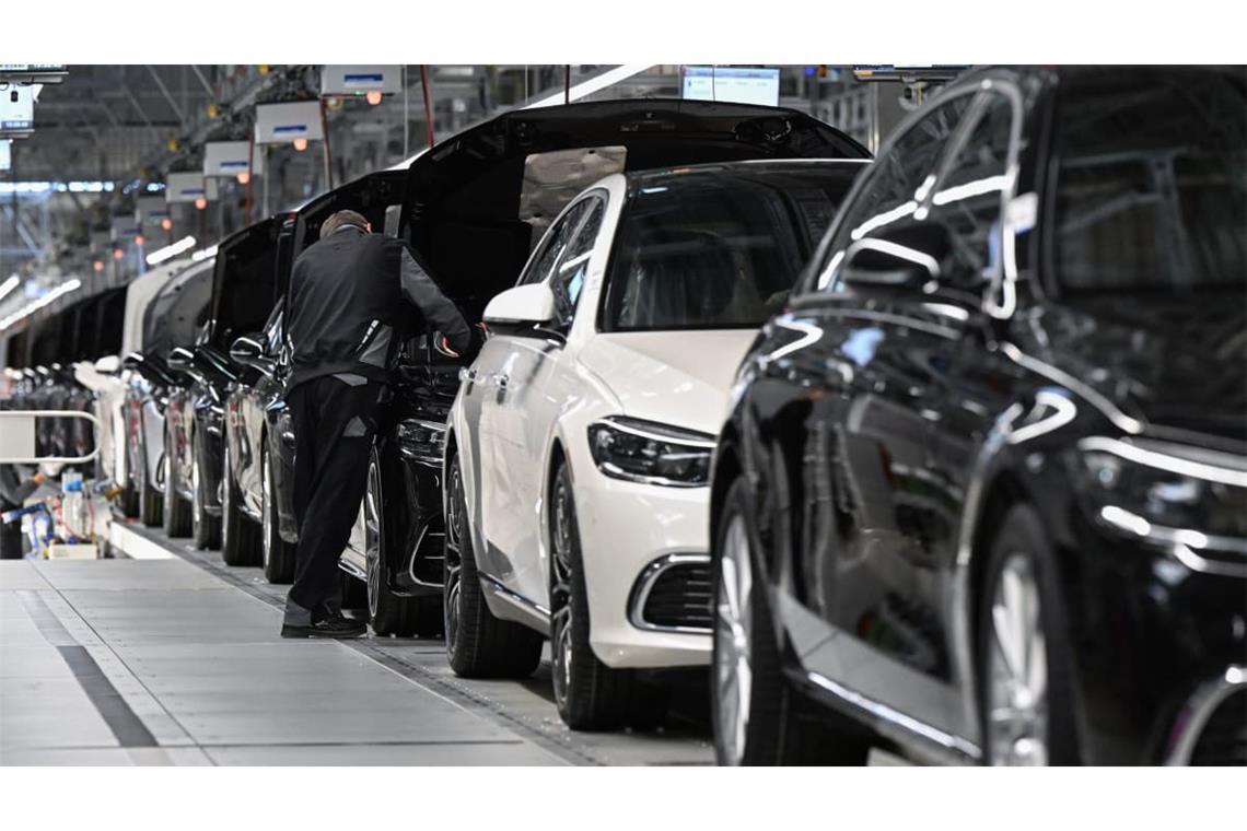 Mitarbeiter des Stuttgarter Autoherstellers Mercedes-Benz arbeiten in der Factory 56 im Mercedes-Benz Werk in Sindelfingen in der Fertigung am Band von Oberklasse- und Luxusfahrzeugen. Der Autobauer will die nächste Fahrzeug-Generation nach einem neuen Prinzip fertigen (Symbolfoto).