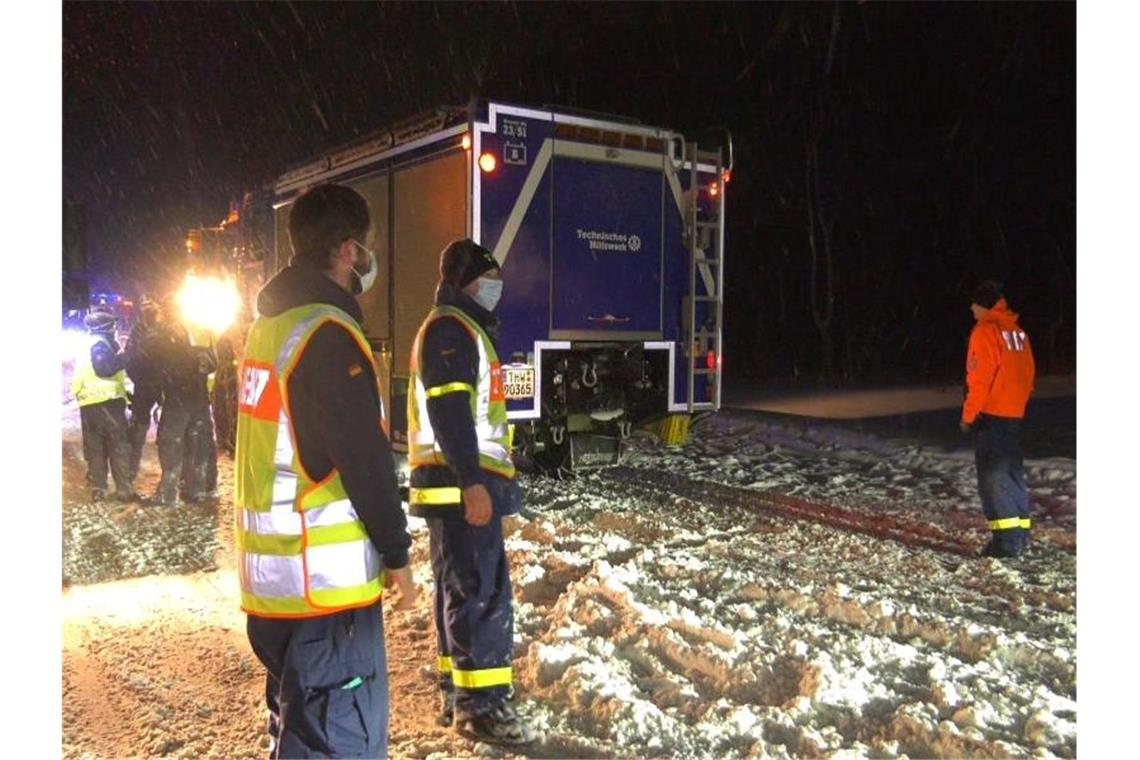 Mitarbeiter des Technischen Hilfswerks helfen aus - Hunderte verbrachten die ganze Nacht auf der Autobahn. Foto: Festim Beqiri/TV7News/dpa