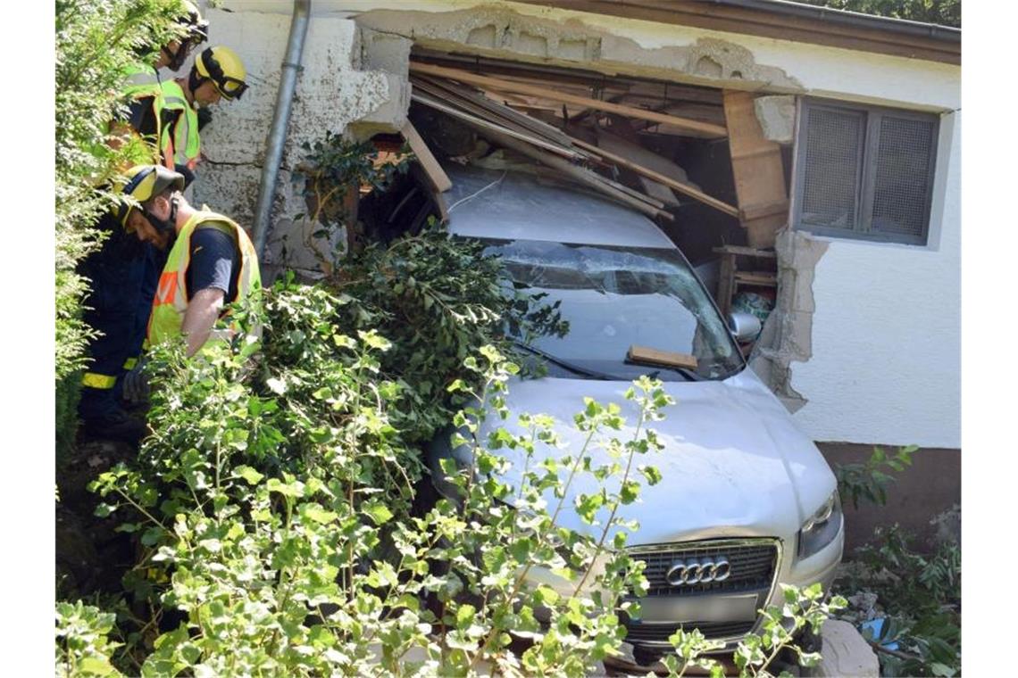 Frau kracht mit ihrem Auto durch die Garagenmauer