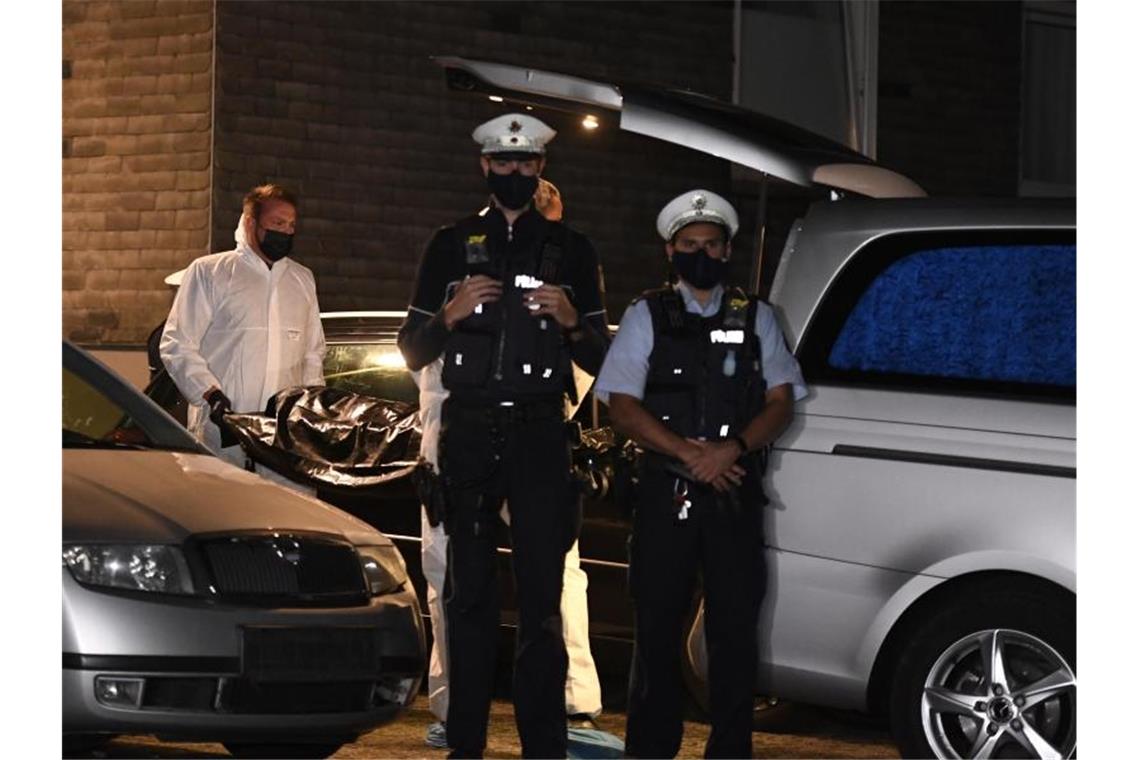 Solinger Mutter wegen Mordes an fünf ihrer Kinder angeklagt Mitarbeiter einer Beerdigungsfirma tragen im September 2020 eine Leiche unter Schutz von Polizisten zu einem Leichenwagen. Foto: Roberto Pfeil/dpa