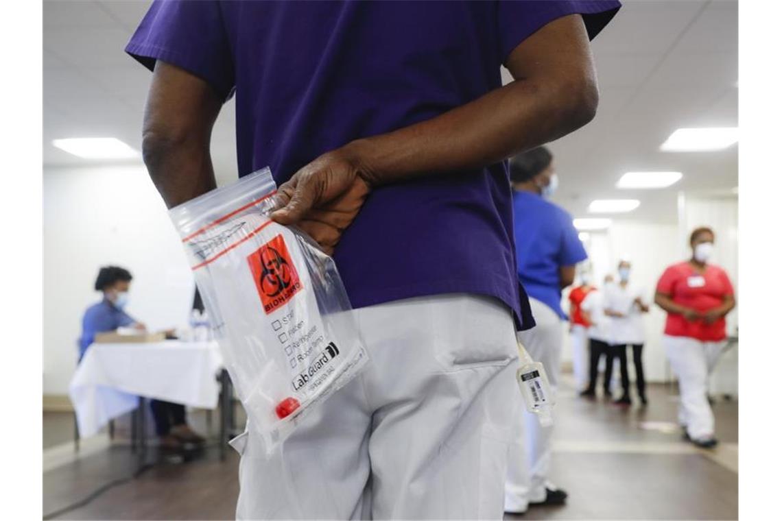 Forscher sagen 200.000 Corona-Tote in den USA voraus Mitarbeiter eines Pflegeheims in New York warten darauf, auf Covid-19 getestet zu werden. Foto: John Minchillo/AP/dpa