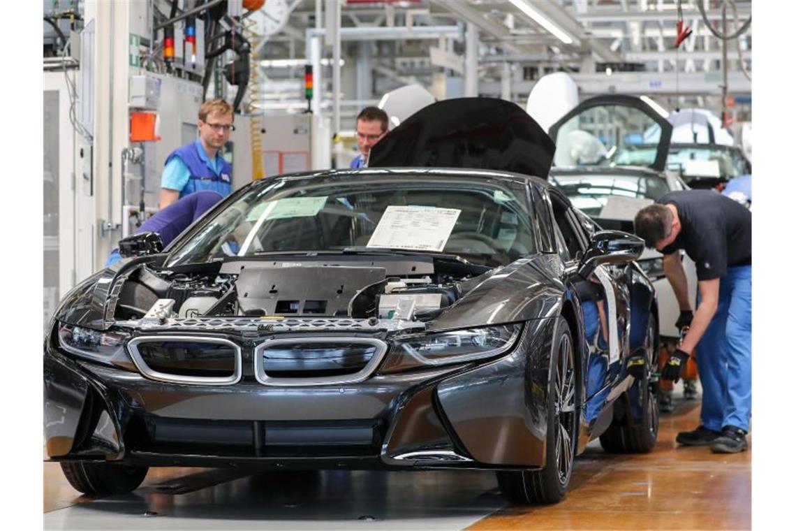 Mitarbeiter im BMW-Werk in Leipzig montieren einen elektrisch angetriebenen i8. Foto: Jan Woitas/zb/dpa