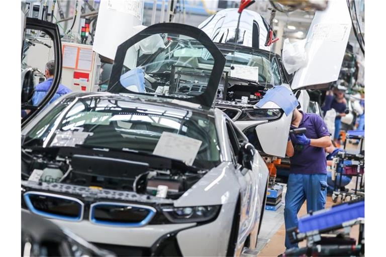 Mitarbeiter im BMW-Werk Leipzig arbeiten in der Montage des i8. Carbon ist als High-Tech-Kunststoff gut für den Autobau geeignet - doch das Material ist nur schwer zu entsorgen. Foto: Jan Woitas/dpa-Zentralbild/dpa