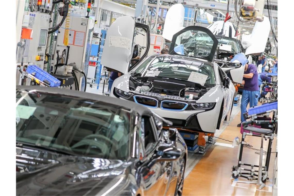 Mitarbeiter im BMW-Werk Leipzig arbeiten in der Montage des i8. Die deutsche Autoindustrie ist nach den Corona-Lockdowns wieder in Fahrt gekommen. Foto: Jan Woitas/dpa-Zentralbild/dpa