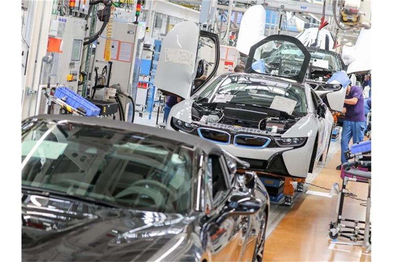 Mitarbeiter im BMW-Werk Leipzig arbeiten in der Montage des i8. Foto: Jan Woitas/dpa-Zentralbild/dpa