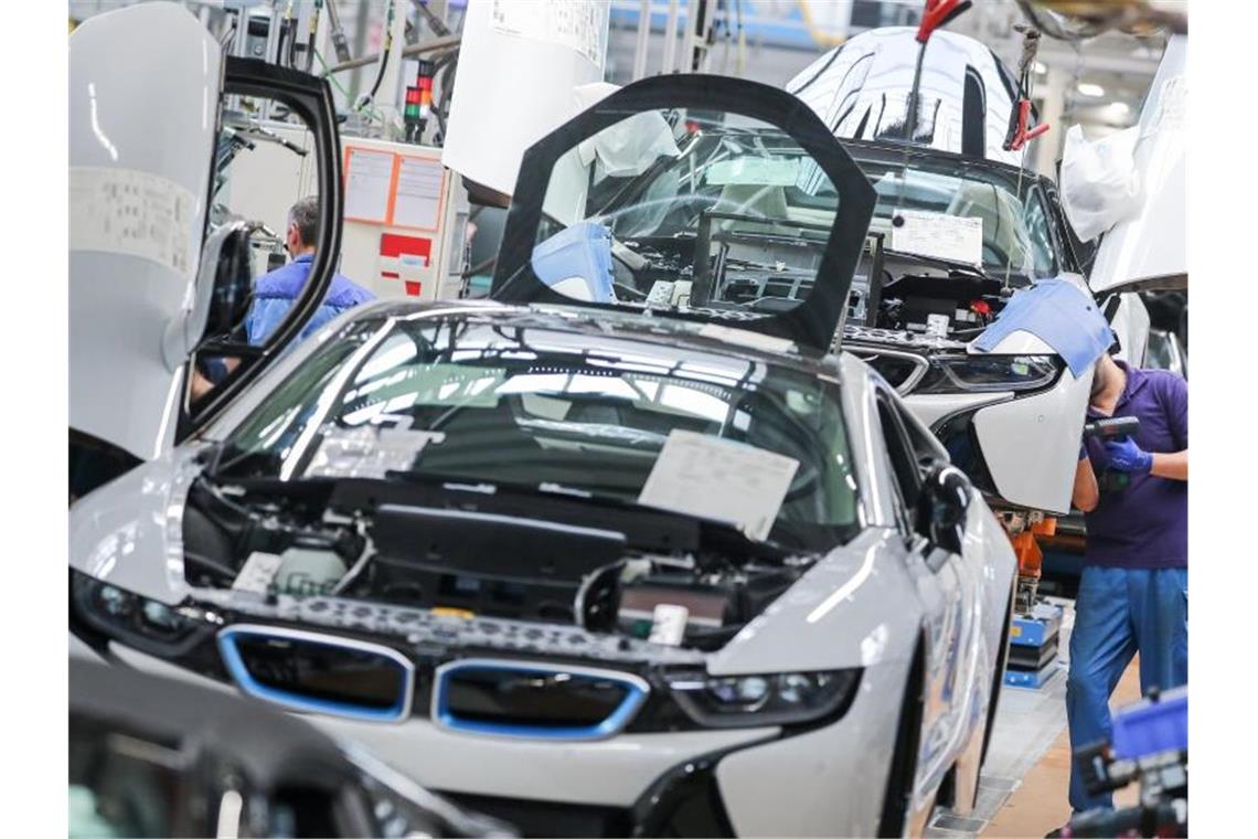 Mitarbeiter im BMW-Werk Leipzig arbeiten in der Montage des i8. Foto: Jan Woitas/dpa-Zentralbild/dpa