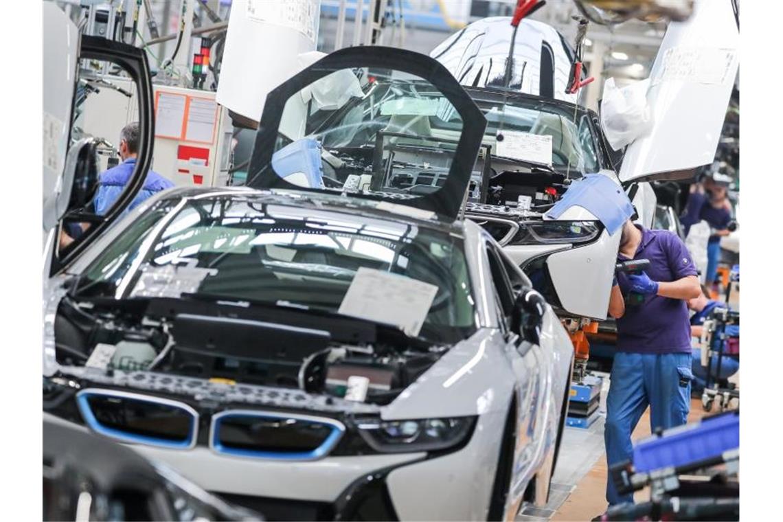 Mitarbeiter im BMW-Werk Leipzig arbeiten in der Montage des i8. Foto: Jan Woitas/dpa-Zentralbild/dpa