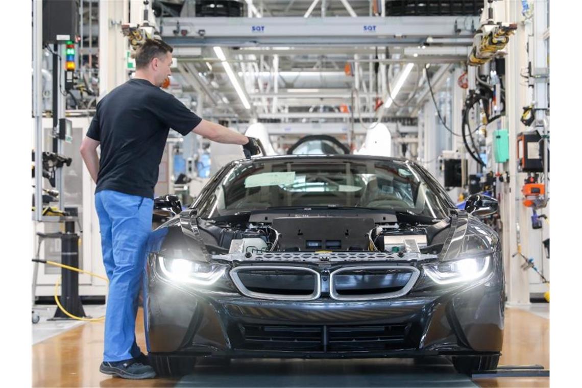 Mitarbeiter im BMW-Werk Leipzig montieren einen elektrisch angetriebenen i8. BMW erhält weniger Subventionen als beantragt. Foto: Jan Woitas