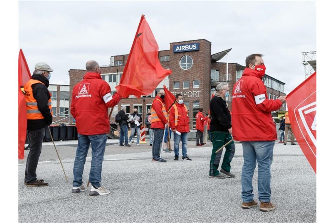 Warnstreik bei Airbus und Premium Aerotec Mitarbeiter im Warnstreik vor dem Haupteingang von Airbus in Hamburg-Finkenwerder. Foto: Markus Scholz/dpa