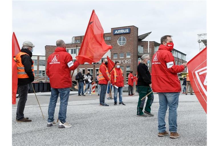 Mitarbeiter im Warnstreik vor dem Haupteingang von Airbus in Hamburg-Finkenwerder. Foto: Markus Scholz/dpa