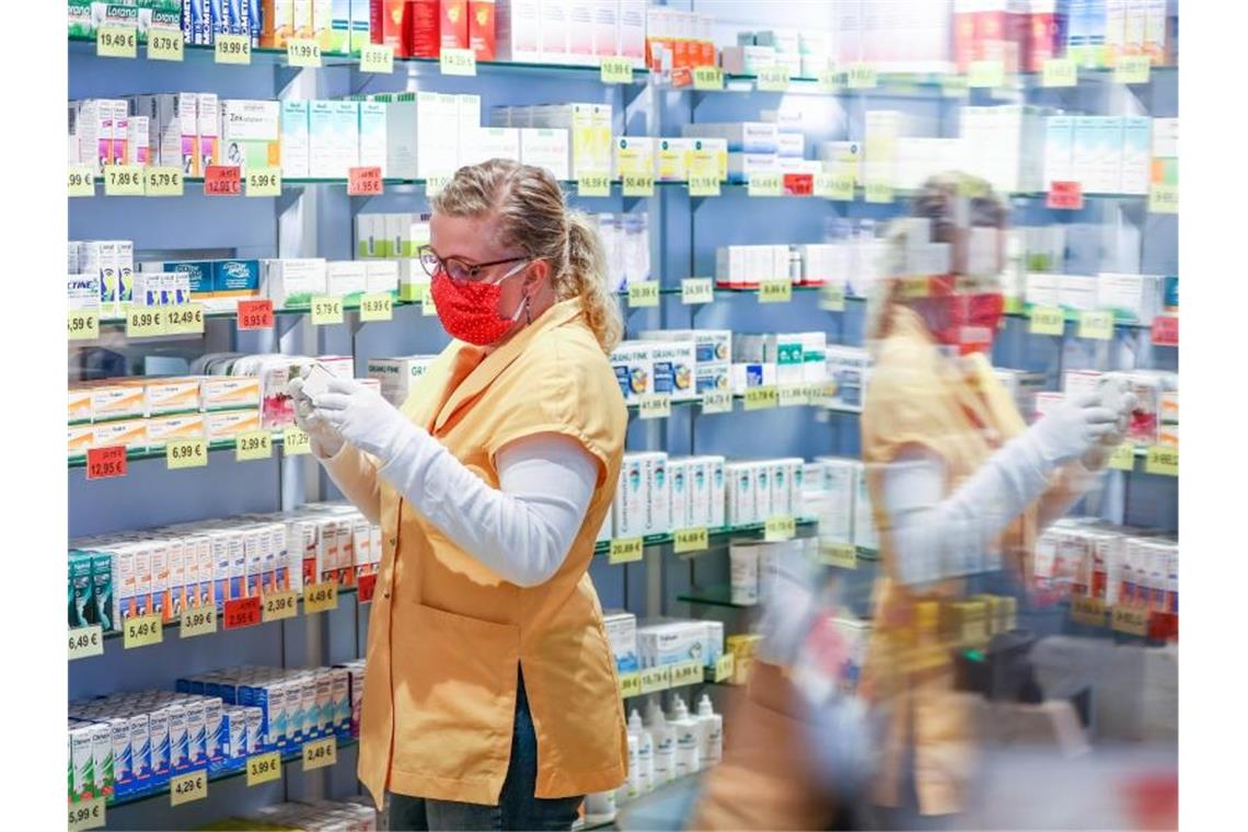 Mitarbeiter in Apotheken müssten eventuell bis zu 12-Stunden am Tag arbeiten, wenn es organisatorisch nicht mehr anders geht. Foto: Jan Woitas/dpa-Zentralbild/dpa