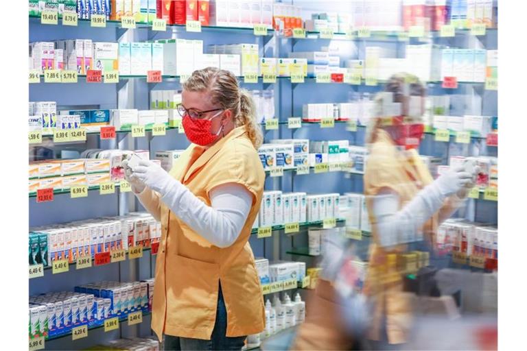Mitarbeiter in Apotheken müssten eventuell bis zu 12-Stunden am Tag arbeiten, wenn es organisatorisch nicht mehr anders geht. Foto: Jan Woitas/dpa-Zentralbild/dpa