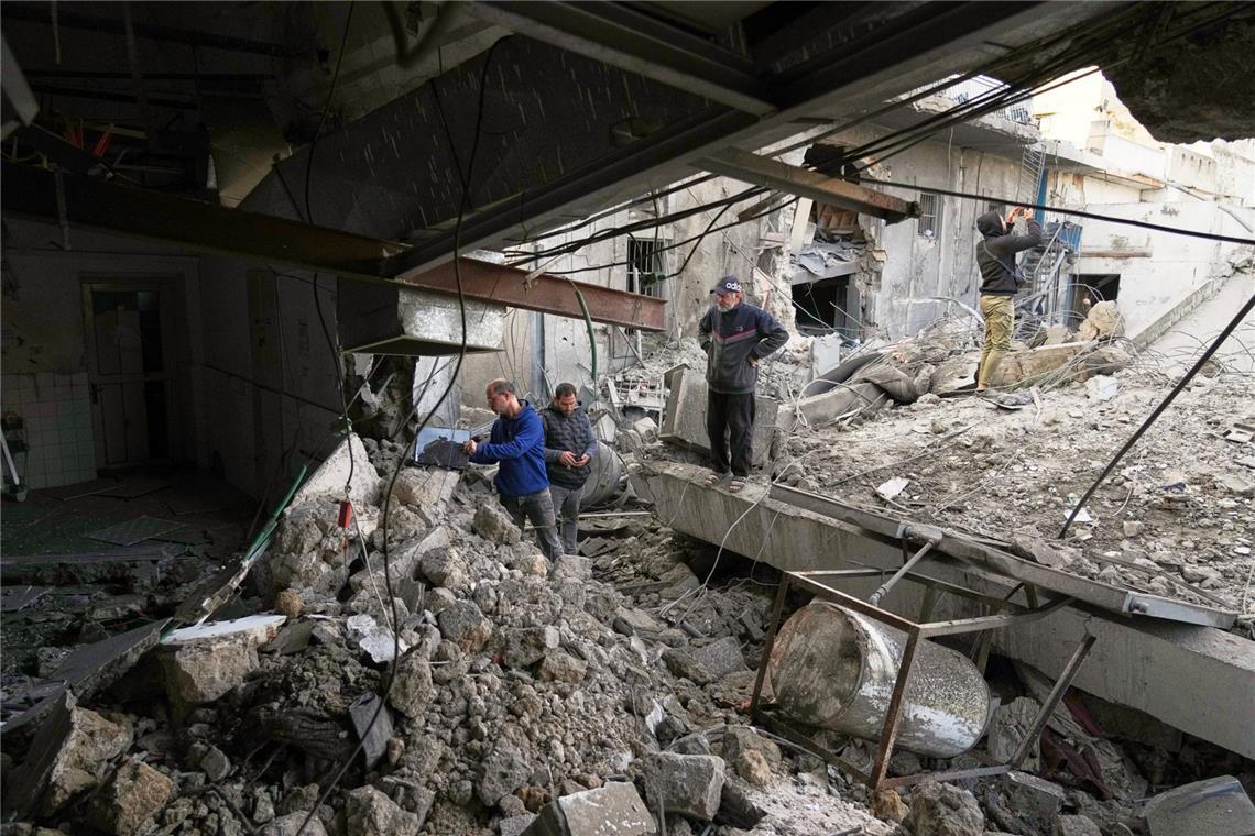 Mitarbeiter inspizieren ein Gebäude des arabischen Baptistenkrankenhauses Al-Ahli, das am späten Samstag von der israelischen Armee angegriffen wurde.