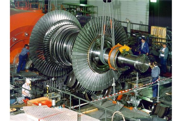 Mitarbeiter kontrollieren während einer Kernkraftsrevision im Atomkraftwerk Gösgen eine Turbine. Foto: -/Framatome ANP/dpa/Archivbild