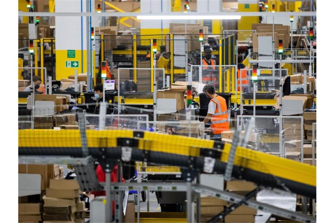 Online-Shopping-Boom: Sorgen um Beschäftigte wachsen Mitarbeiter mit Mund-Nasen-Bedeckung in einem Logistikzentrum des Versandhändlers Amazon in Mönchengladbach. Foto: Rolf Vennenbernd/dpa