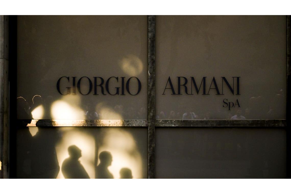 Mitarbeiter nehmen Abschied von der verstorbenen Modeikone Giorgio Armani.