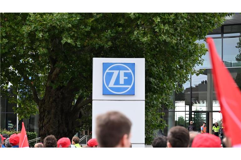 Mitarbeiter protestierten bei ZF in Friedrichshafen bereits gegen den Stellenabbau. (Archivbild)