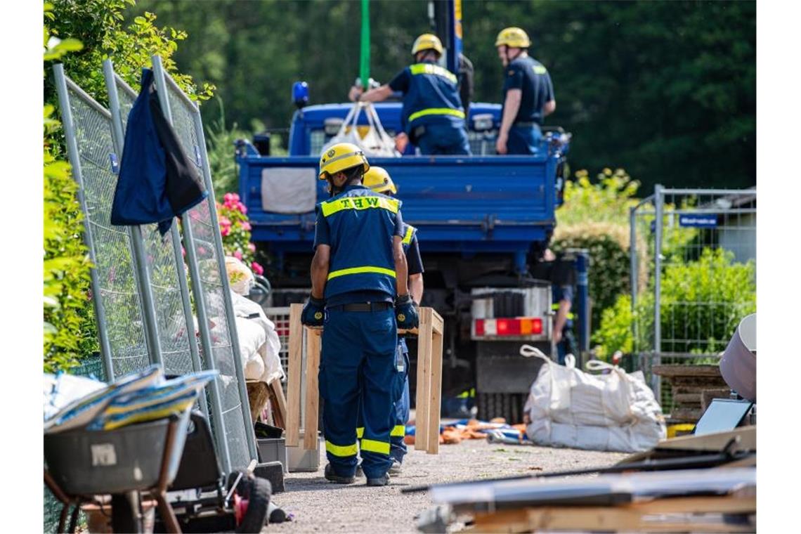 Mitarbeiter vom Technischen Hilfswerk (THW) sind mit dem Abriss der Gartenlaube des Verdächtigen im Missbrauchsfall von Münster beschäftigt. Foto: Guido Kirchner/dpa